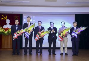 Phó Thống đốc Nguyễn Kim Anh tặng hoa chúc mừng Tổ triển khai Hợp đồng SG4 và Liên danh nhà thầu WINOMI
