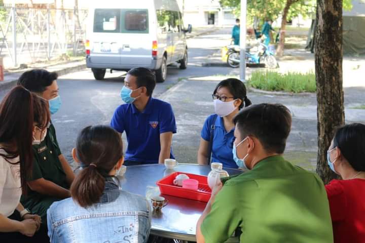 Chi đoàn Ngân hàng Nhà nước thăm, tặng quà tại khu cách ly tập trung Trường Cao đẳng Sư phạm Tây Ninh.